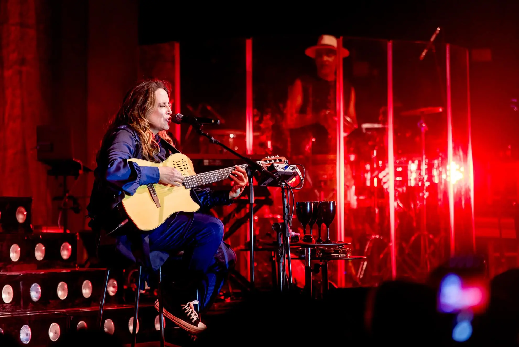 Ana Carolina celebra 25 anos de carreira com show teatral e músicas inéditas no Guairão