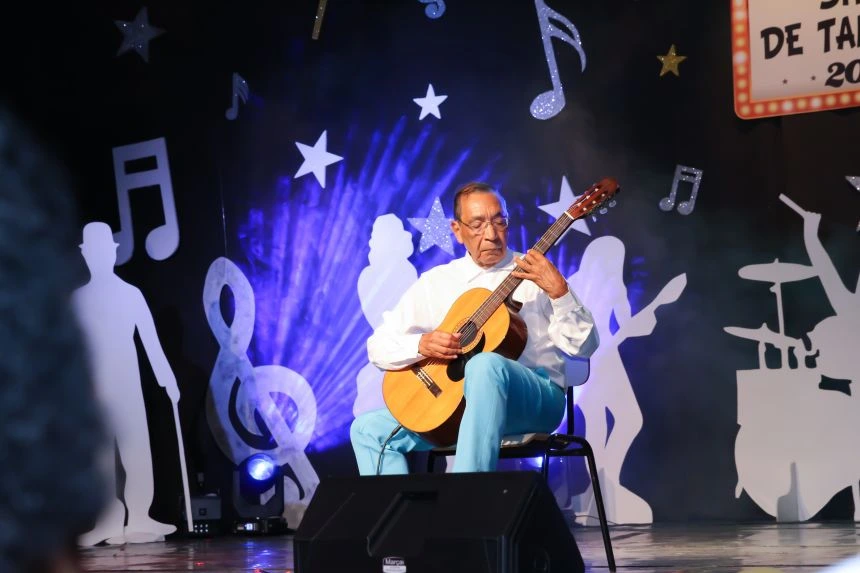 A experiência sobe ao palco: show de talentos em Maringá celebra os artistas da terceira idade