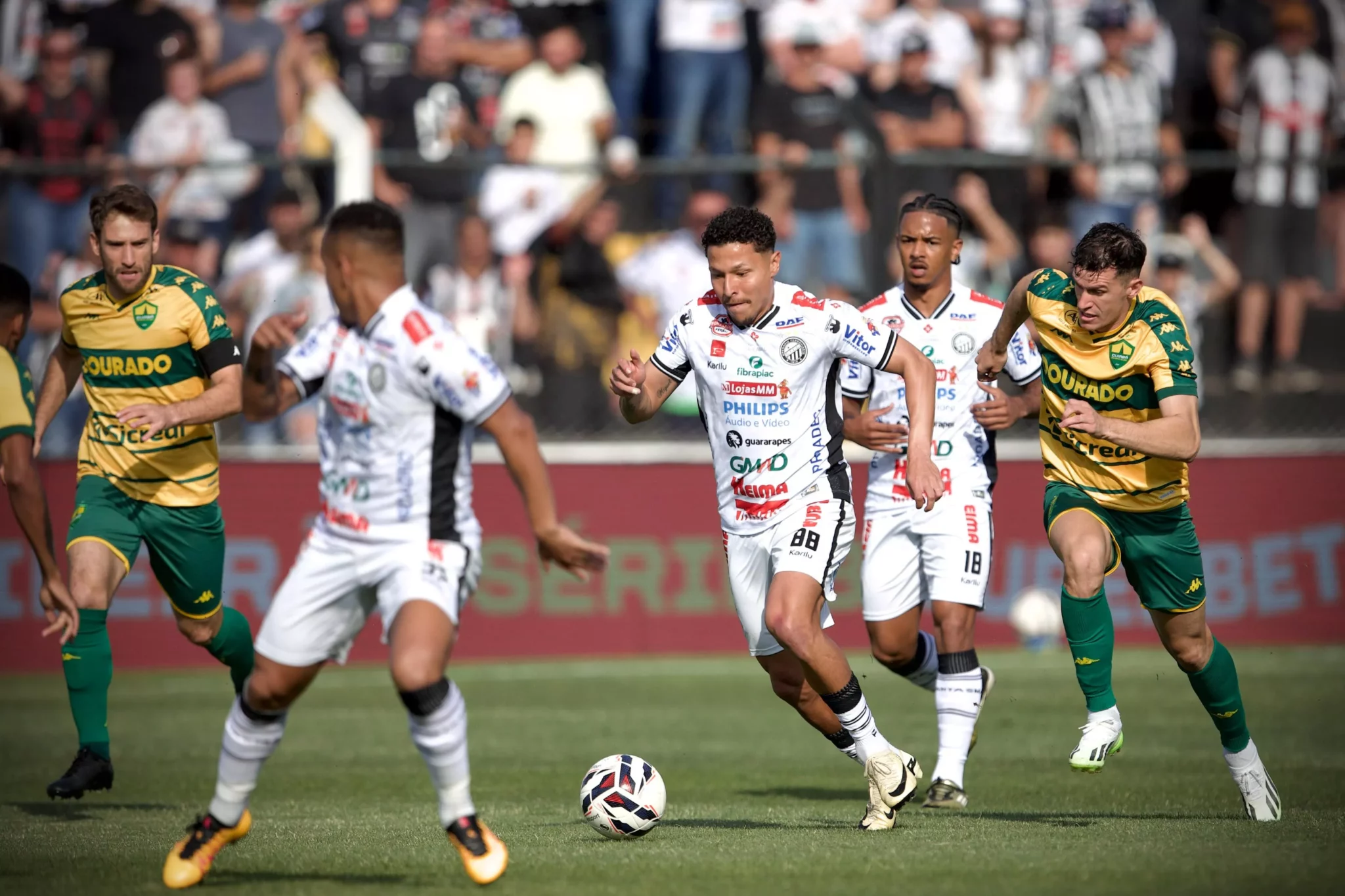 Com gol salvo pelo VAR, Operário reage no 2º tempo e busca empate contra o Cuiabá