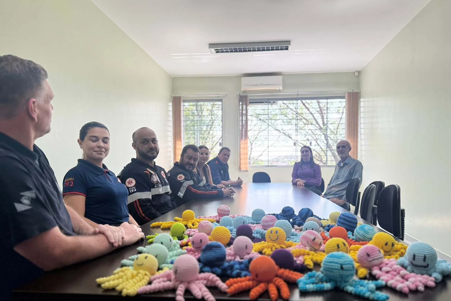 Mãos que Curam: Detentos de Cascavel Produzem Polvos de Crochê para Acalmar Crianças no Samu