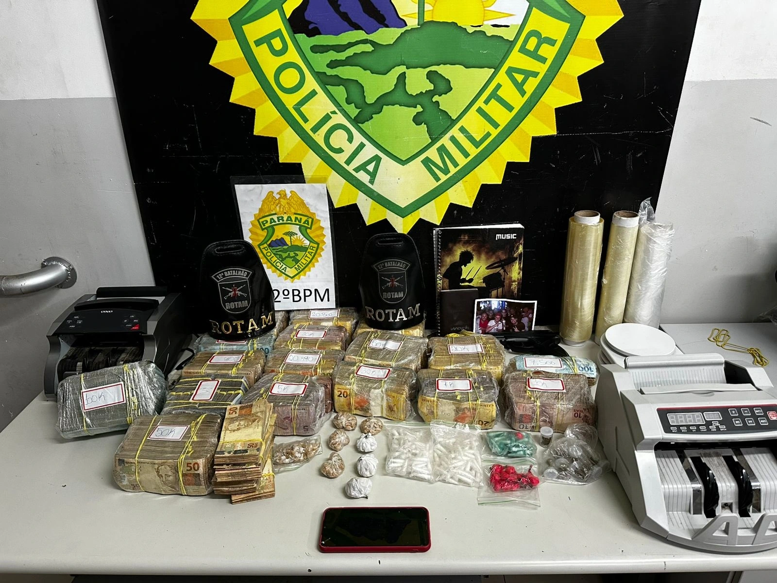PMPR estoura “cofre do tráfico” e apreende quase meio milhão de reais no Sítio Cercado