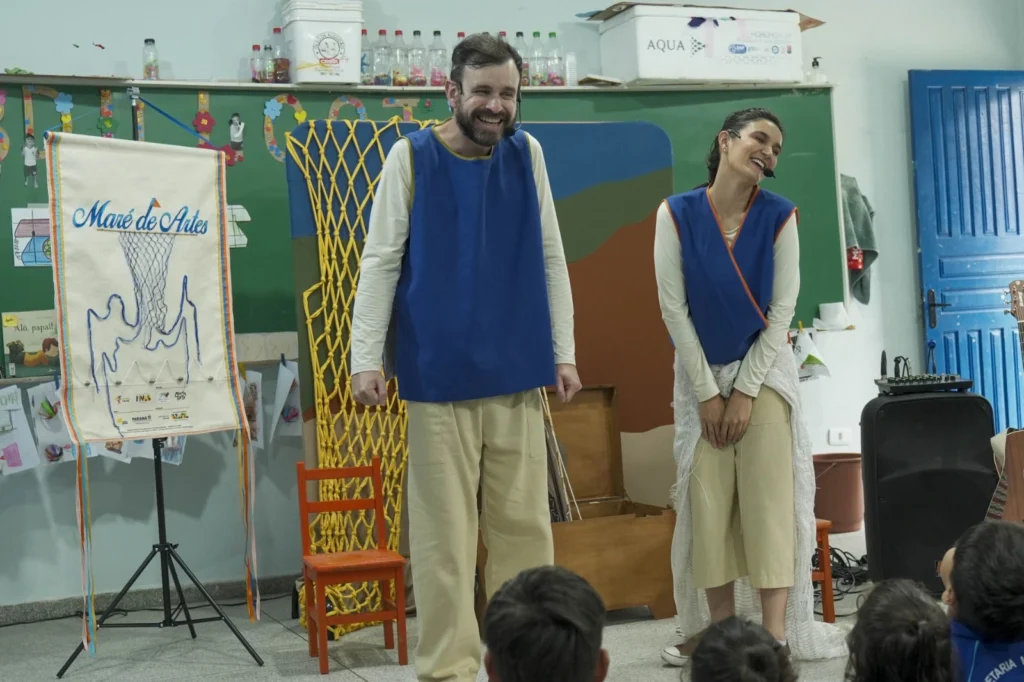 Arte que nasce do lixo: projeto no litoral transforma plástico de praia em exposição e leva cultura caiçara às escolas