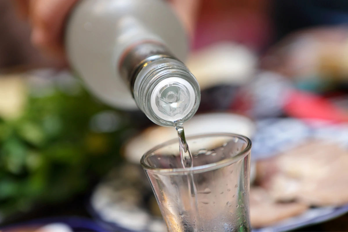 Preço baixo e sem nota fiscal: saiba como identificar e se proteger de bebidas falsificadas com metanol