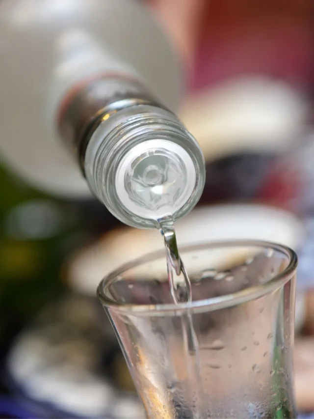 Preço baixo e sem nota fiscal: saiba como identificar e se proteger de bebidas falsificadas com metanol