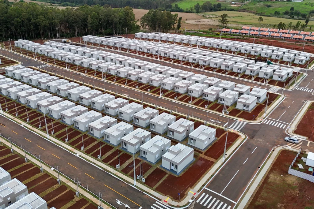 Em Ponta Grossa, Ratinho Junior Exibe a Dupla Face de sua Política Social: Subsídio para Famílias e Amparo para Idosos