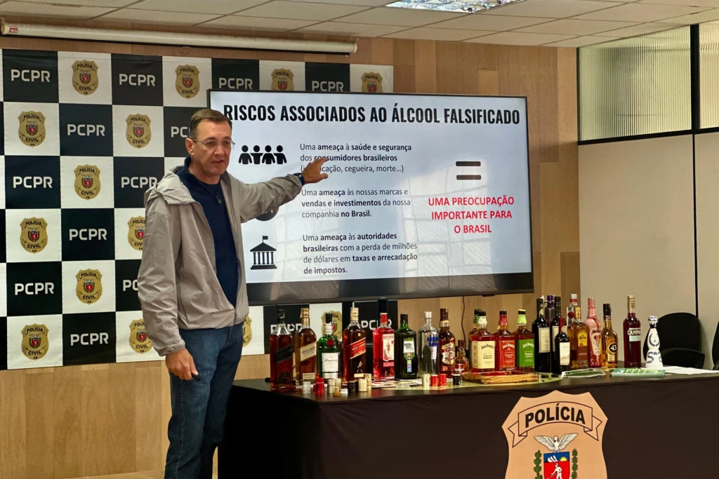 Polícia Estoura Fábrica Clandestina que Usava Caixa D'Água Para Misturar Bebidas em Curitiba