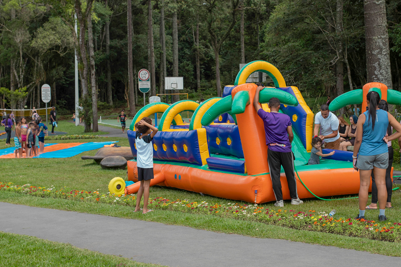 Sem praia? Curitiba terá 'skibunda' de espuma e brinquedos aquáticos em 7 parques a partir deste domingo (25)