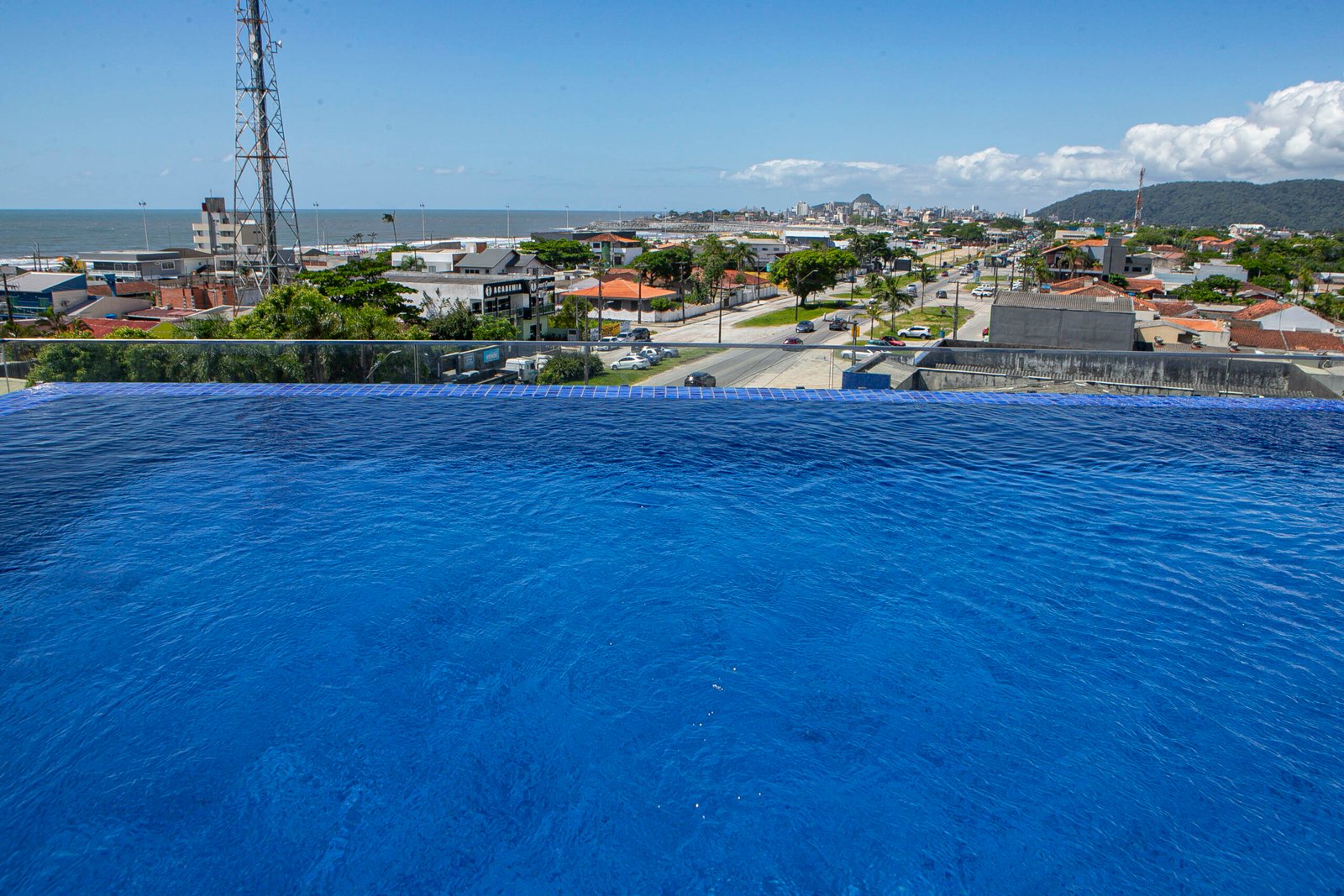 Shows no litoral lotam hotéis em Matinhos e impulsionam economia local