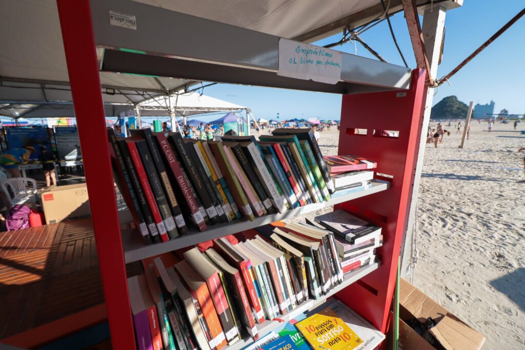 Sombra, água fresca e livros: Bibliopraia leva acervo gratuito para as areias de Caiobá