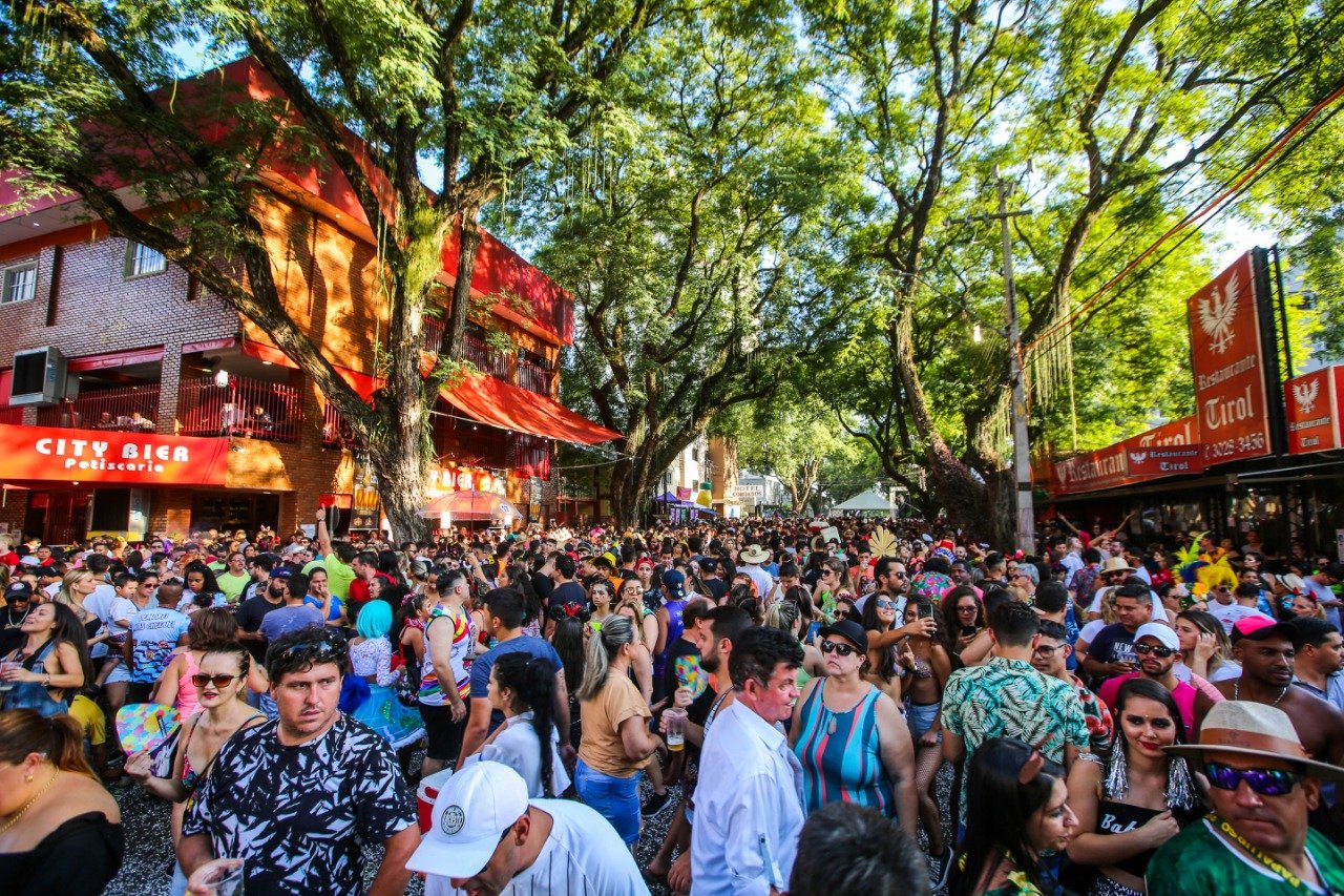 O Carnaval chegou mais cedo: Foz do Iguaçu tem 'esquenta' com desfile de blocos na Avenida Brasil neste sábado (31)