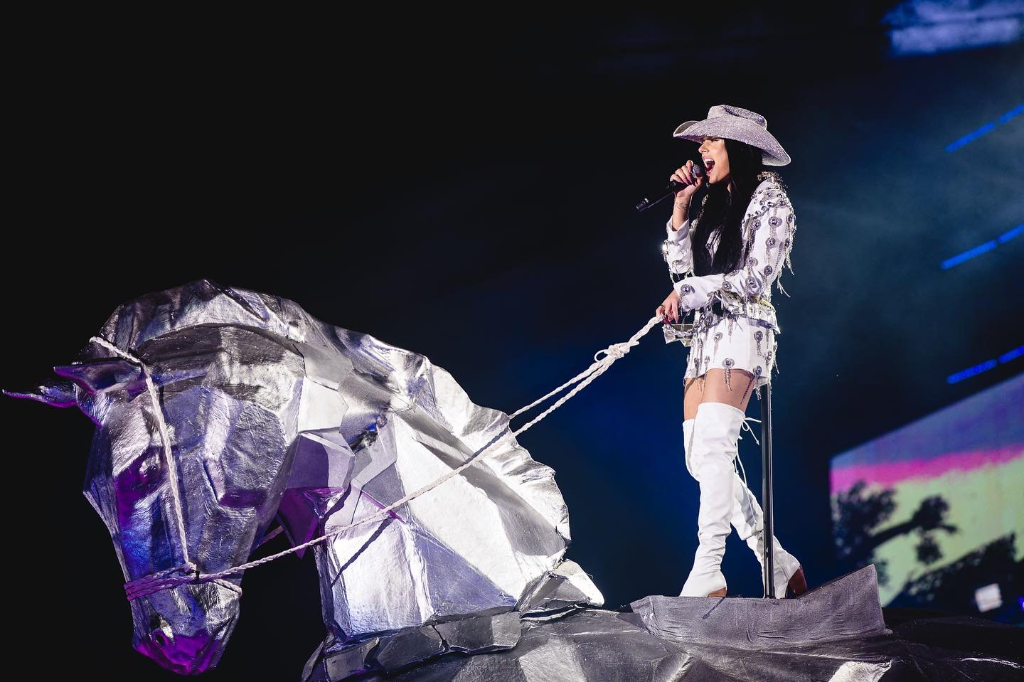 A Boiadeira no litoral: Ana Castela leva hits como 'Pipoco' e 'Nosso Quadro' para agitar a multidão na areia de Matinhos