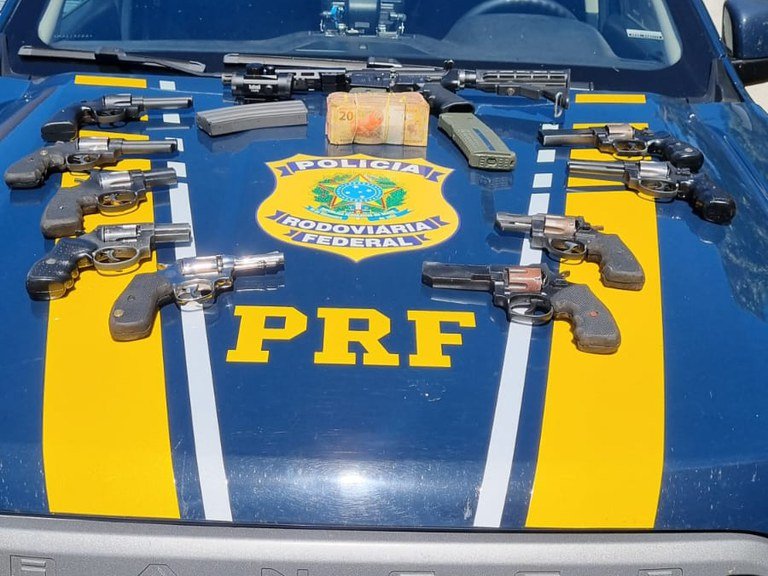 Arsenal no painel: PRF apreende fuzil com mira holográfica e 9 revólveres na BR-369 em Londrina