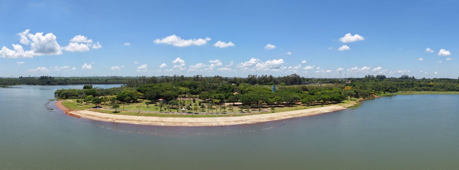 Sol, água limpa e wi-fi grátis: Prainha de Três Lagoas vira o ‘point’ do verão em Foz do Iguaçu