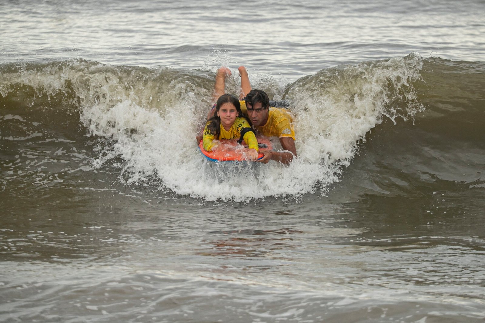 Sucesso no litoral: aulas de surfe e bodyboarding atraem turistas em Matinhos e Guaratuba