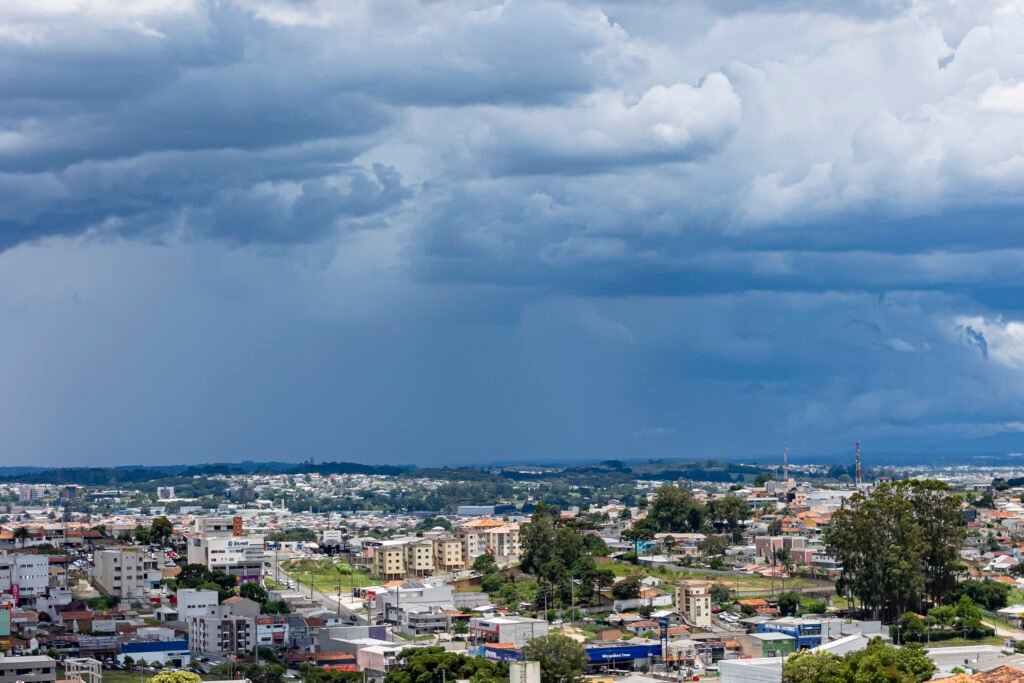 Calor de 35°C e temporais isolados marcam fim de semana antes de virada brusca no tempo