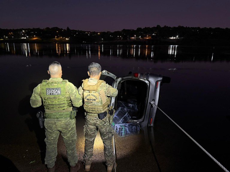 Madrugada de guerra na fronteira: Troca de tiros, carro jogado no rio e 300 kg de maconha apreendidos em Foz do Iguaçu