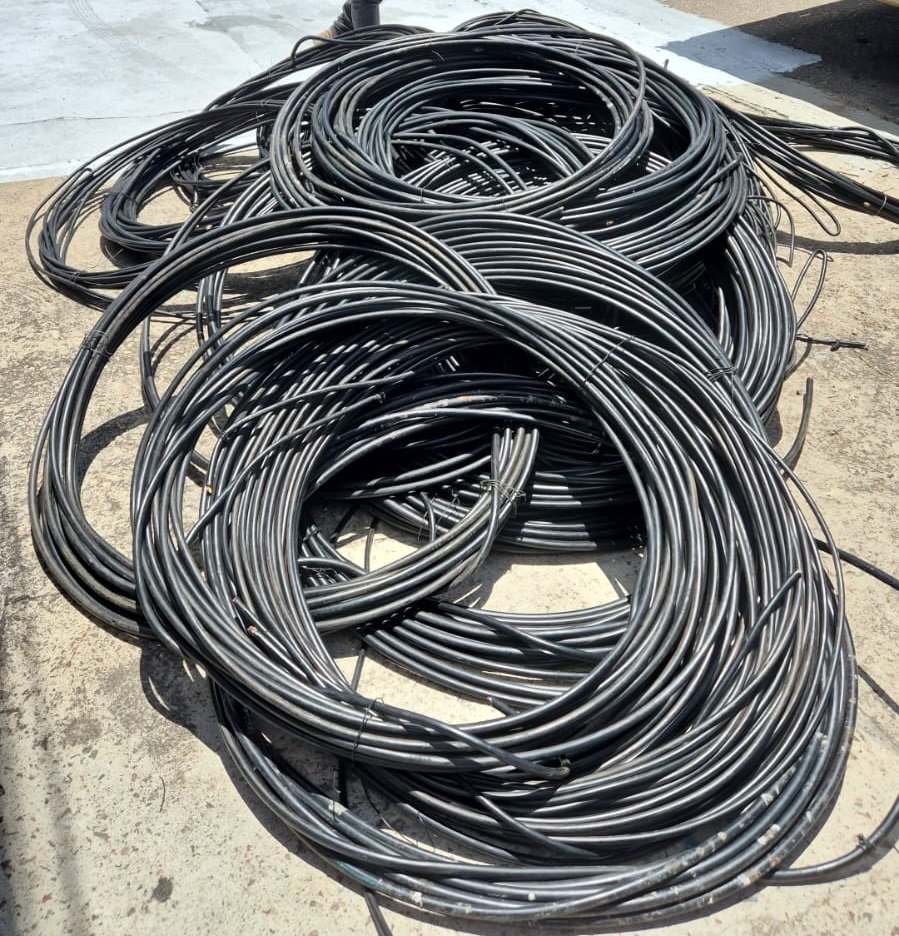 Uma tonelada de fios 'sem dono': PCPR prende homem com carga suspeita de cabos de telefonia no Novo Mundo