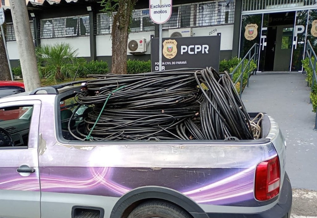 Uma tonelada de fios 'sem dono': PCPR prende homem com carga suspeita de cabos de telefonia no Novo Mundo