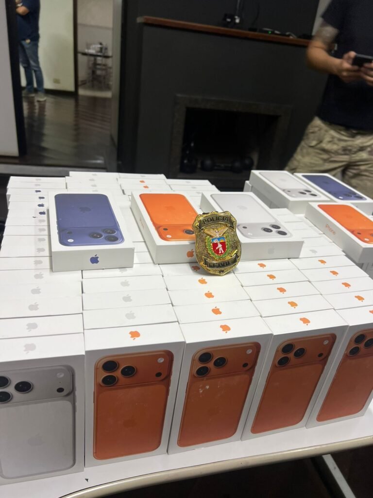 Polícia Civil apreende carga milionária de celulares disfarçada de guardanapos em Curitiba