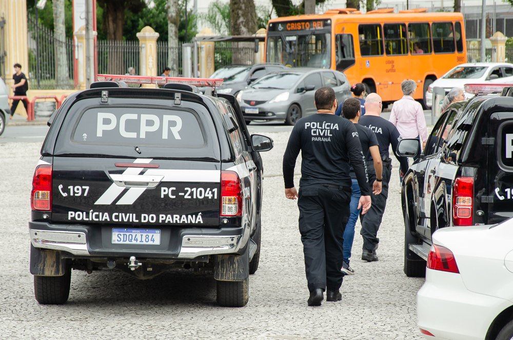 Caçada em Curitiba: mulher é presa por participação em duplo homicídio e polícia busca três foragidos