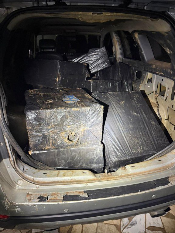 Madrugada de guerra na fronteira: Troca de tiros, carro jogado no rio e 300 kg de maconha apreendidos em Foz