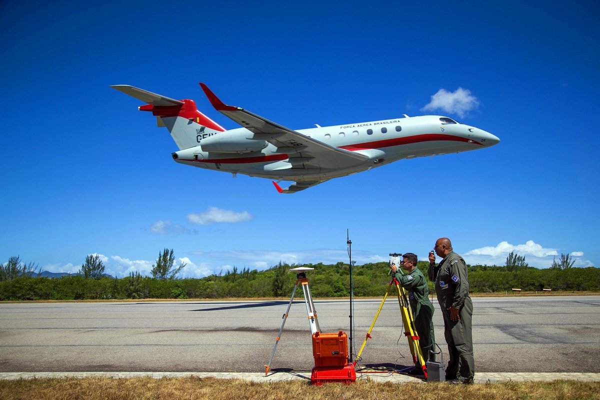 Mais segurança para pousos: FAB realiza calibração de equipamentos na pista de Cascavel