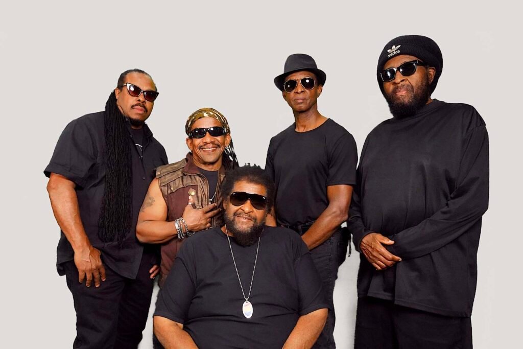 A Boiadeira no litoral: Ana Castela leva hits como 'Pipoco' e 'Nosso Quadro' para agitar a multidão na areia de Matinhos