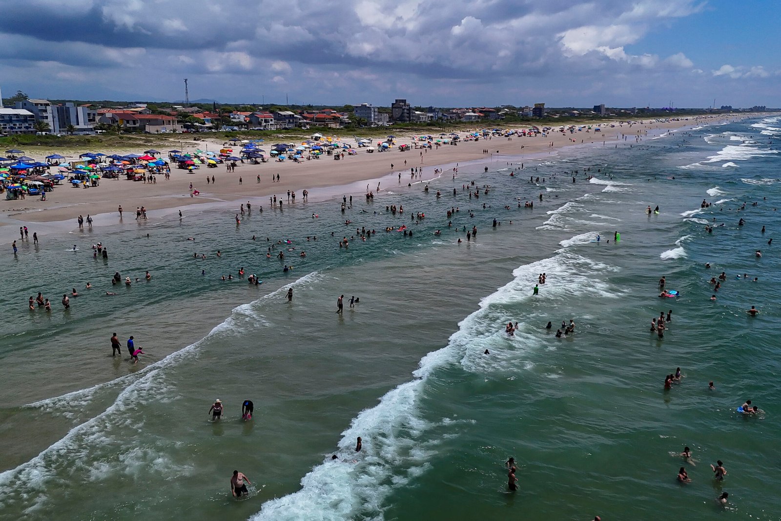 Calor de 35°C e temporais isolados marcam fim de semana antes de virada brusca no tempo