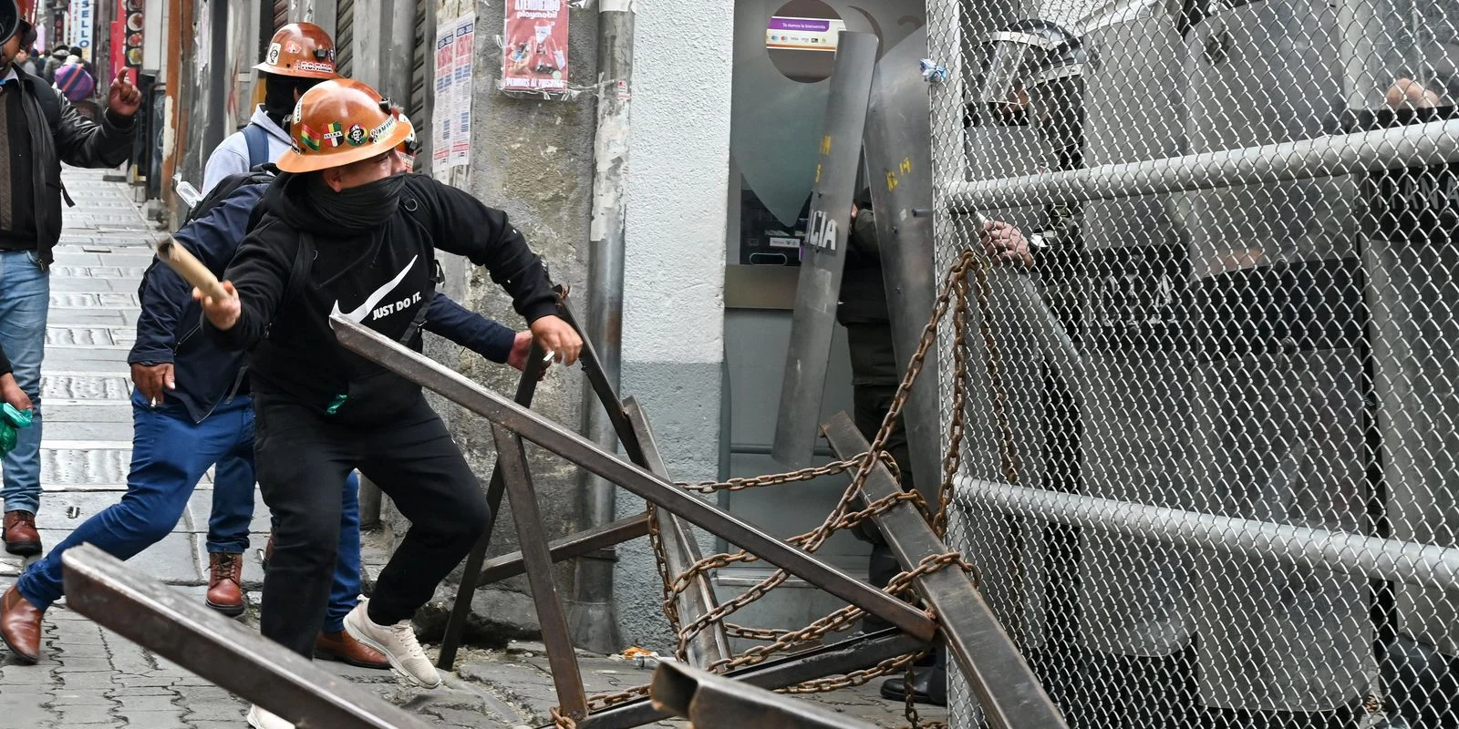 Bolívia em Turbulência: Aumento de 160% nos Combustíveis Gera Protestos Massivos e Desafia Governo Recém-Empossado de Rodrigo Paz