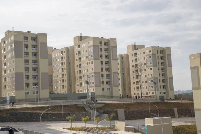 Curitiba Celebra Entrega Final do Residencial Cores de Outono: 384 Novas Moradias com Apoio do Estado