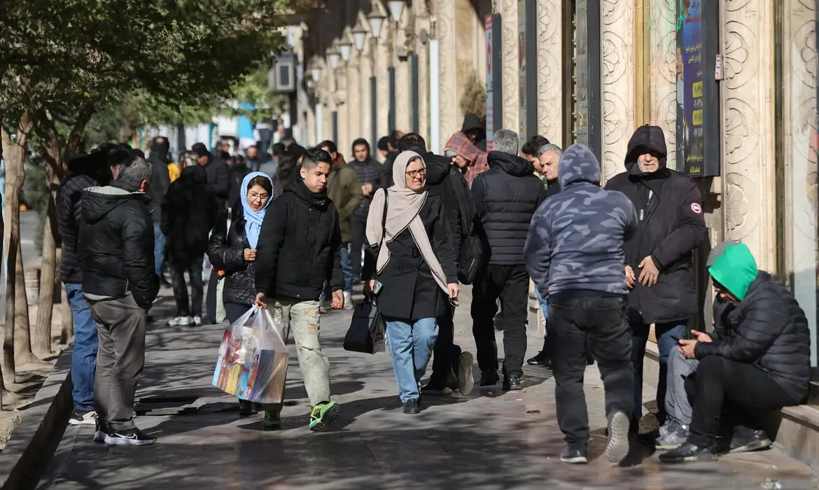 Donald Trump anuncia tarifa de 25% para países que mantiverem negócios com o Irã, com efeito imediato