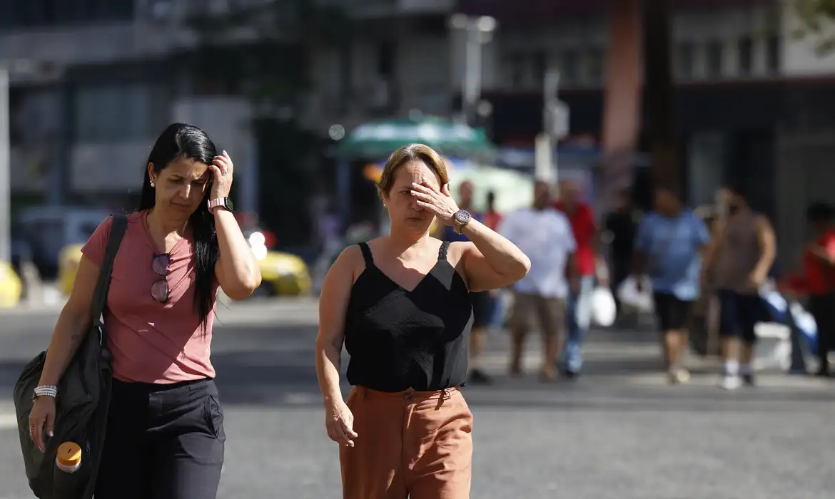 Onda de Calor no Rio de Janeiro 2026: Atendimentos de Saúde Disparam Mais de 26% com Milhares de Cariocas Buscando Socorro por Sintomas Graves