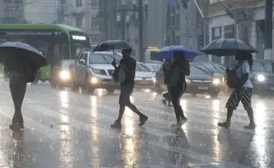 Frente fria atípica de janeiro alivia calor intenso e traz chuvas fortes para quase todo o Brasil, acendendo alertas meteorológicos