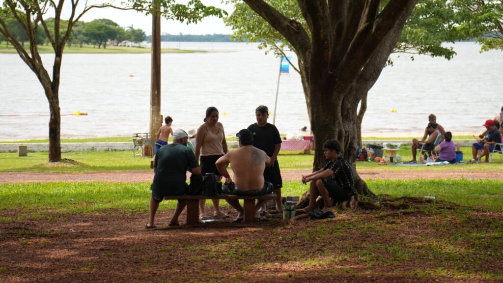 Sol, água limpa e wi-fi grátis: Prainha de Três Lagoas vira o 'point' do verão em Foz do Iguaçu