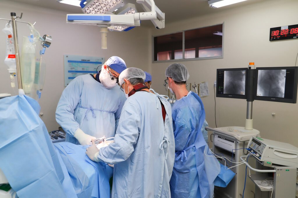 Pela primeira vez, Hospital Universitário da UEL realiza complexa cirurgia de coluna 'pela barriga'