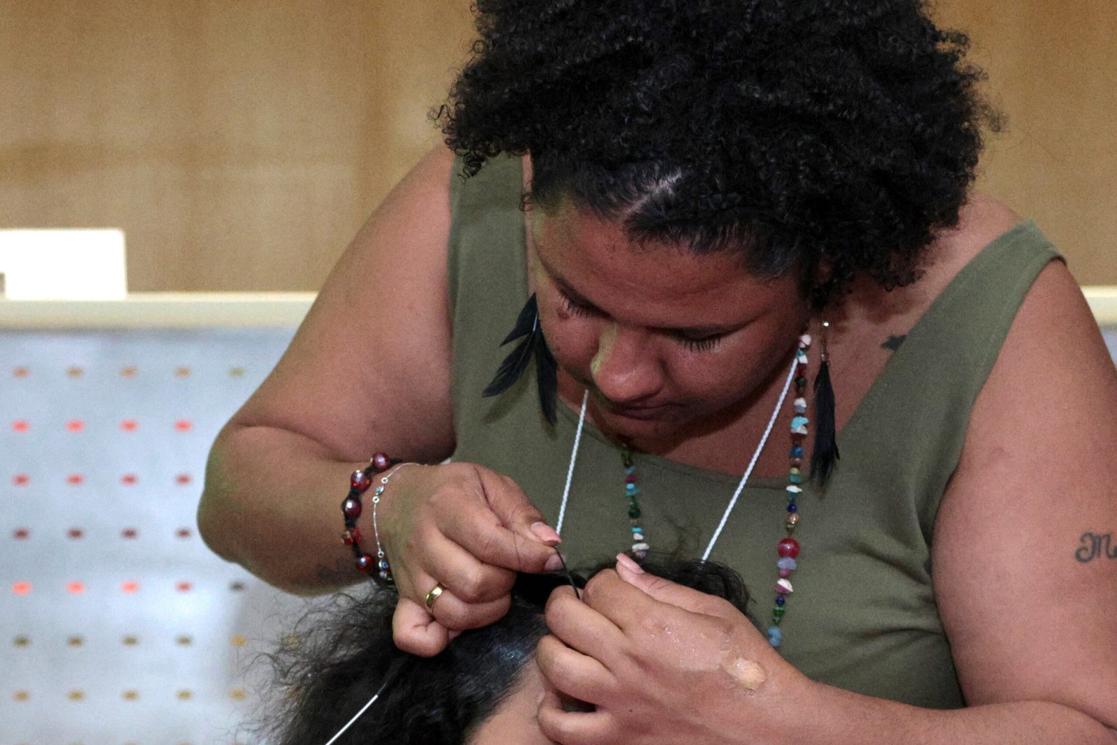 Beleza e Ancestralidade: Caiobá oferece tranças afro, grafismo indígena e oficinas de artesanato gratuitas