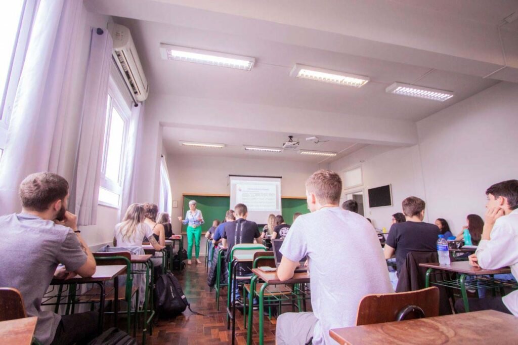 Qualificação Gratuita: Colégio de São José dos Pinhais abre vagas para cursos técnicos noturnos