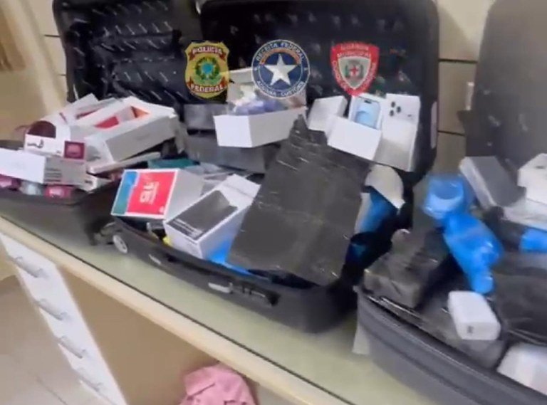 Escala frustrada: PF intercepta trio com malas cheias de anabolizantes e eletrônicos no Aeroporto de Londrina