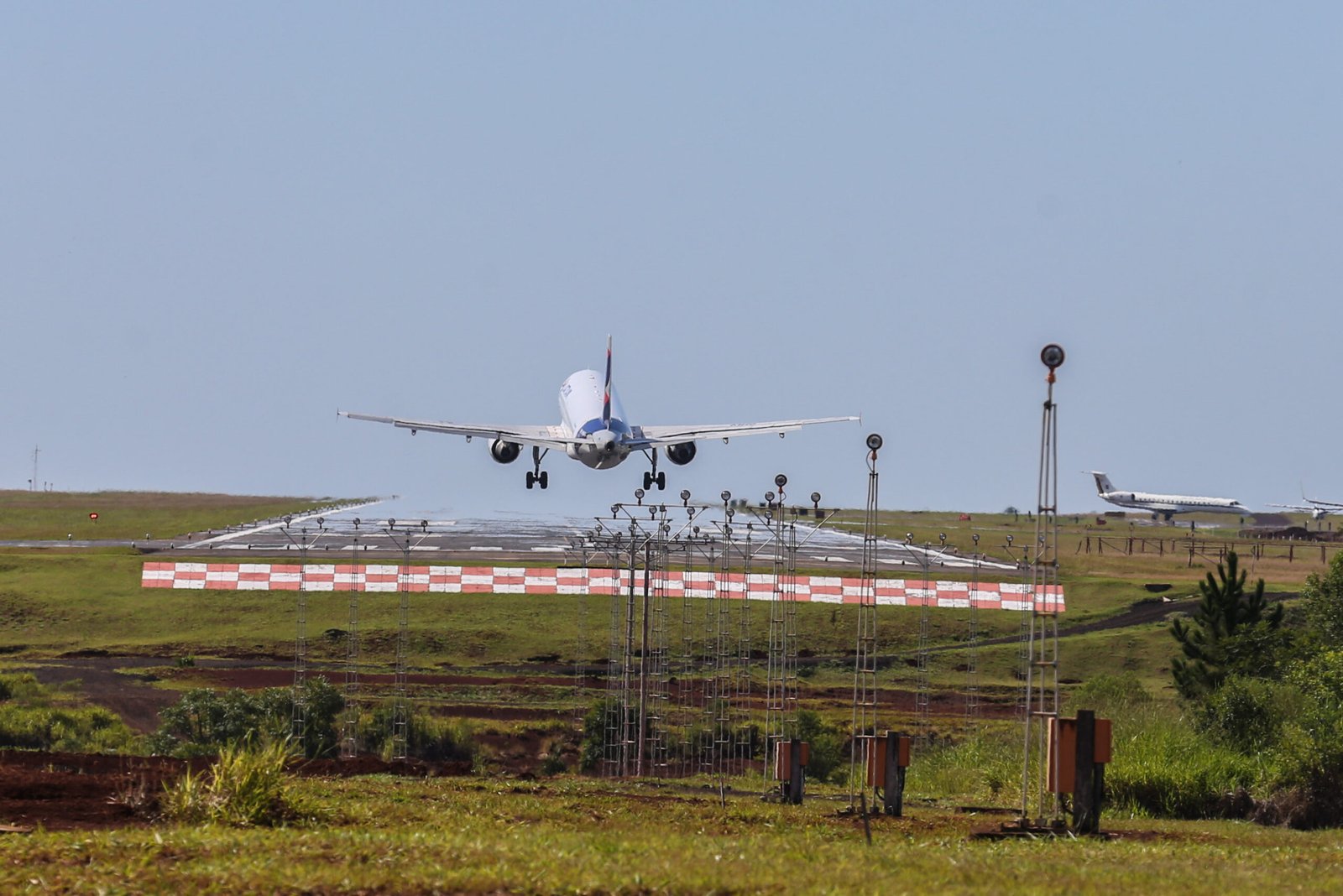 Destino Carnaval: movimento aéreo deve superar 2025 com voos extras e 93 mil pessoas só no Afonso Pena