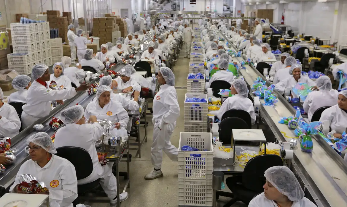 Nem 8, nem 80: o "caminho do meio" para o fim da escala 6x1 passa pela semana de 5 dias e transição gradual