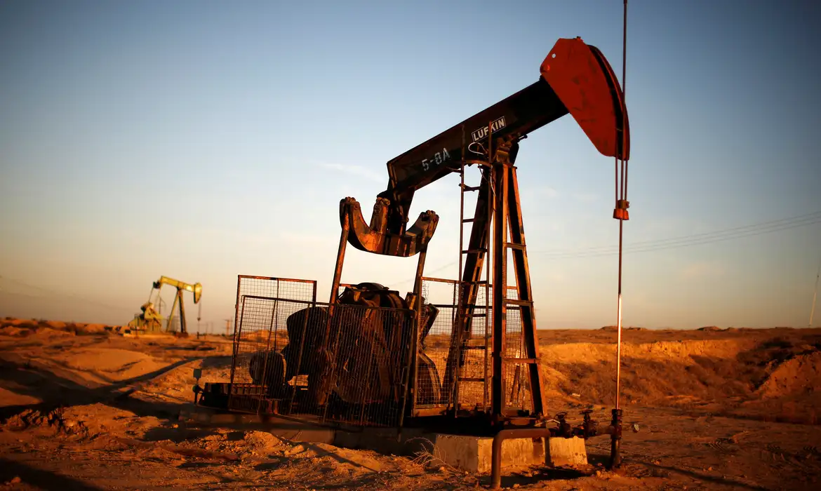 O mapa energético global sofreu uma nova alteração nesta quinta-feira (12). O Departamento do Tesouro dos Estados Unidos emitiu uma licença que reabre as portas para a exploração e exportação de petróleo e gás da Venezuela, dona das maiores reservas comprovadas do planeta. A medida, no entanto, vem com uma "trava" geopolítica clara: empresas e cidadãos da China, Rússia, Irã, Coreia do Norte e Cuba estão expressamente proibidos de participar de qualquer etapa do negócio. A flexibilização do embargo ocorre pouco mais de um mês após a operação militar de Washington em Caracas, que resultou na captura do ex-presidente Nicolás Maduro. Desde então, o país sul-americano vive um processo de transição sob o governo interino de Delcy Rodríguez. O que muda com a nova licença? O documento emitido pelo Escritório de Controle de Ativos Estrangeiros (OFAC) autoriza uma série de atividades vitais para ressuscitar a indústria petroleira venezuelana, sucateada por anos de sanções e má gestão. Estão permitidos: Transações financeiras para manutenção de operações de petróleo e gás; Serviços de transporte, logística e fretamento de navios; Contratação de seguros marítimos; Reformas e reparos em plataformas e terminais de exploração. A expectativa da Casa Branca é que a produção retorne aos níveis pré-bloqueio até meados deste ano. Dados do Serviço de Informações de Energia dos EUA apontam que as exportações de petróleo bruto venezuelano já começaram a reagir em janeiro, com grandes volumes sendo estocados em terminais no Caribe à espera dessa liberação. Tensão com Moscou A cláusula que exclui rivais dos EUA do "pote de ouro" venezuelano gerou reação imediata do Kremlin. O ministro das Relações Exteriores da Rússia, Sergei Lavrov, classificou a medida como uma afronta. "Trata-se de uma discriminação flagrante, apesar de a Rússia, a China e o Irã terem investido no setor de petróleo e energia da Venezuela", afirmou Lavrov, indicando que Moscou pedirá esclarecimentos formais a Washington. Novo cenário político em Caracas A retomada econômica é a principal aposta do governo interino de Delcy Rodríguez para estabilizar o país. Além de negociar a licença com os americanos, a administração provisória encaminhou uma nova Lei do Petróleo para atrair capital estrangeiro (ocidental) e apresentou uma lei de anistia para libertar opositores presos durante o regime anterior.