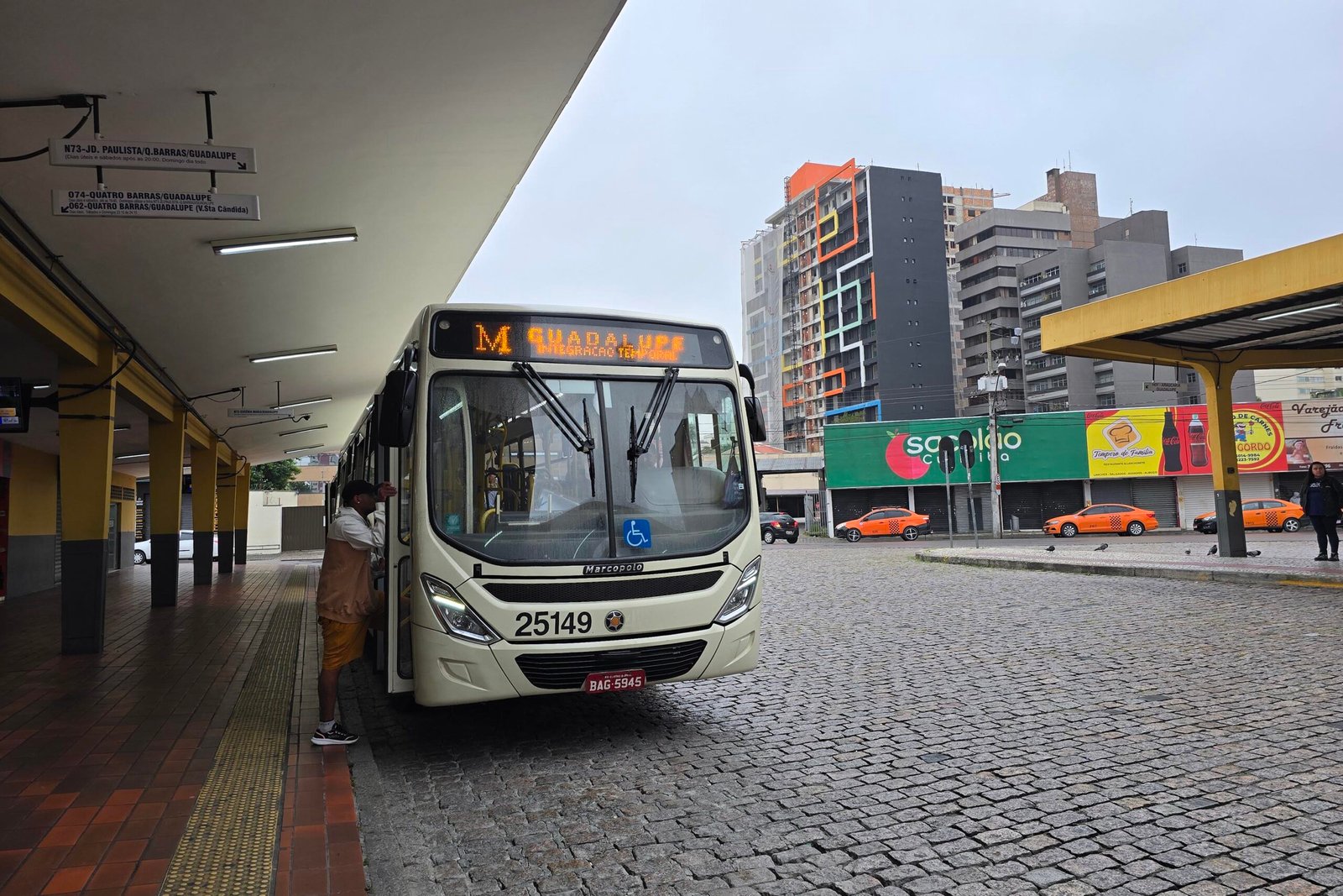 Fim do sufoco por moedas: ônibus da Grande Curitiba passam a aceitar cartão de crédito e débito na segunda (23)