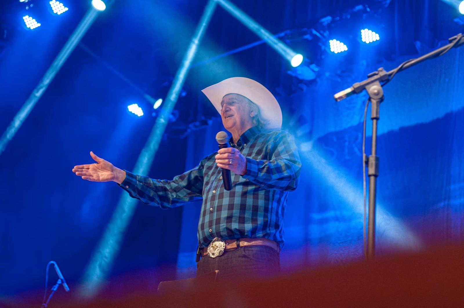 Lenda viva: Sérgio Reis celebra 67 anos de carreira com show histórico no Teatro Guaíra