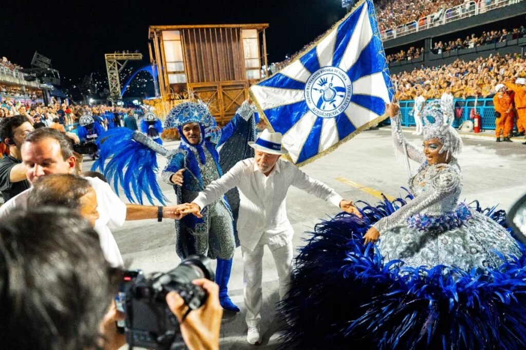 Polêmica na Sapucaí: Desfile em homenagem a Lula gera revolta na oposição e guerra de memes com IA