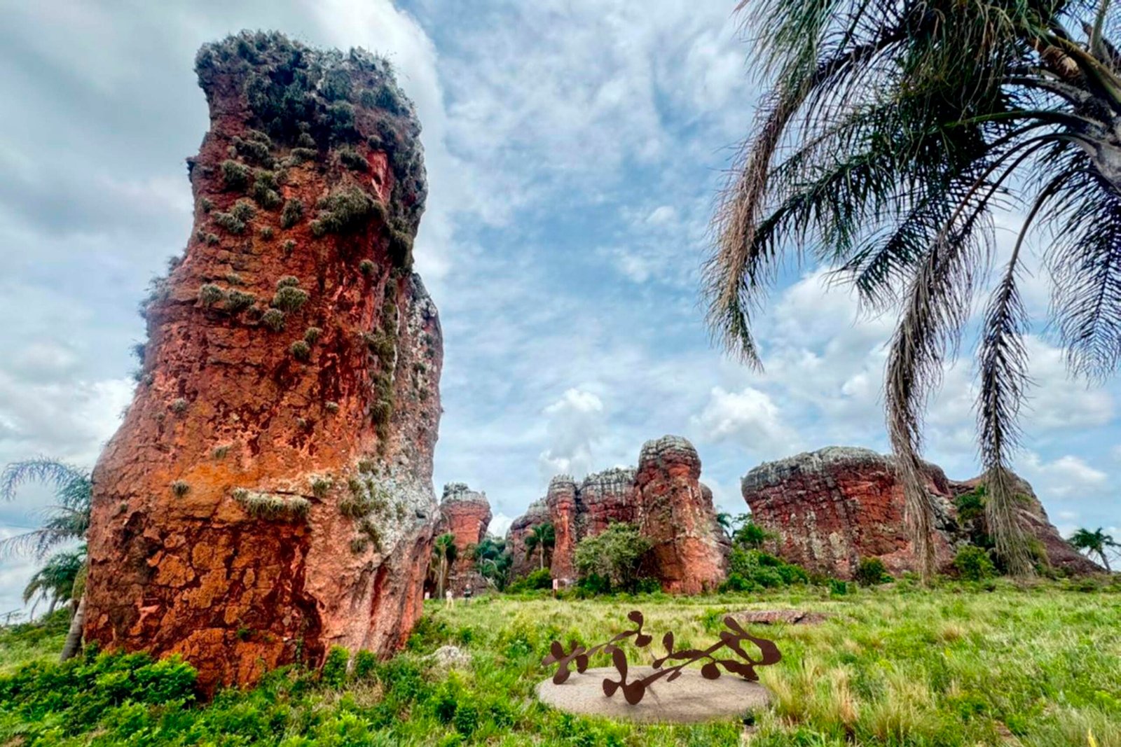 Arte na natureza: MON rompe fronteiras e instala exposição inédita entre os arenitos do Parque de Vila Velha