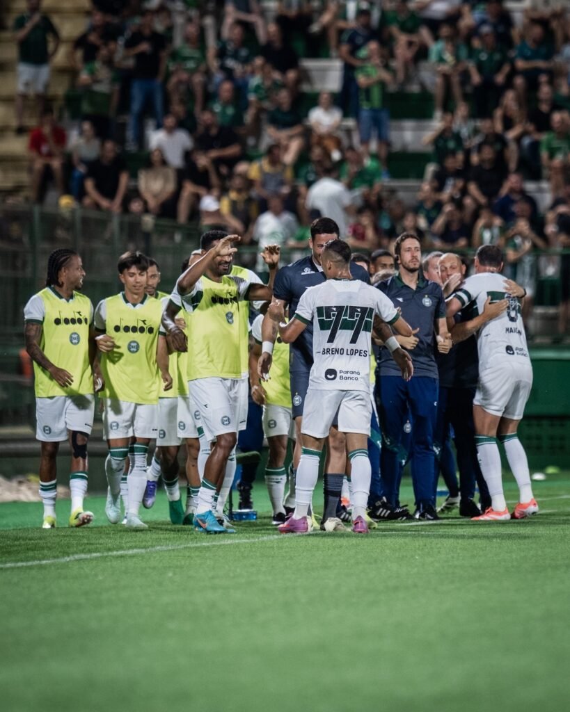 Com sabor de derrota: Coritiba abre 3 a 1, mas sofre apagão e cede empate à Chapecoense no fim