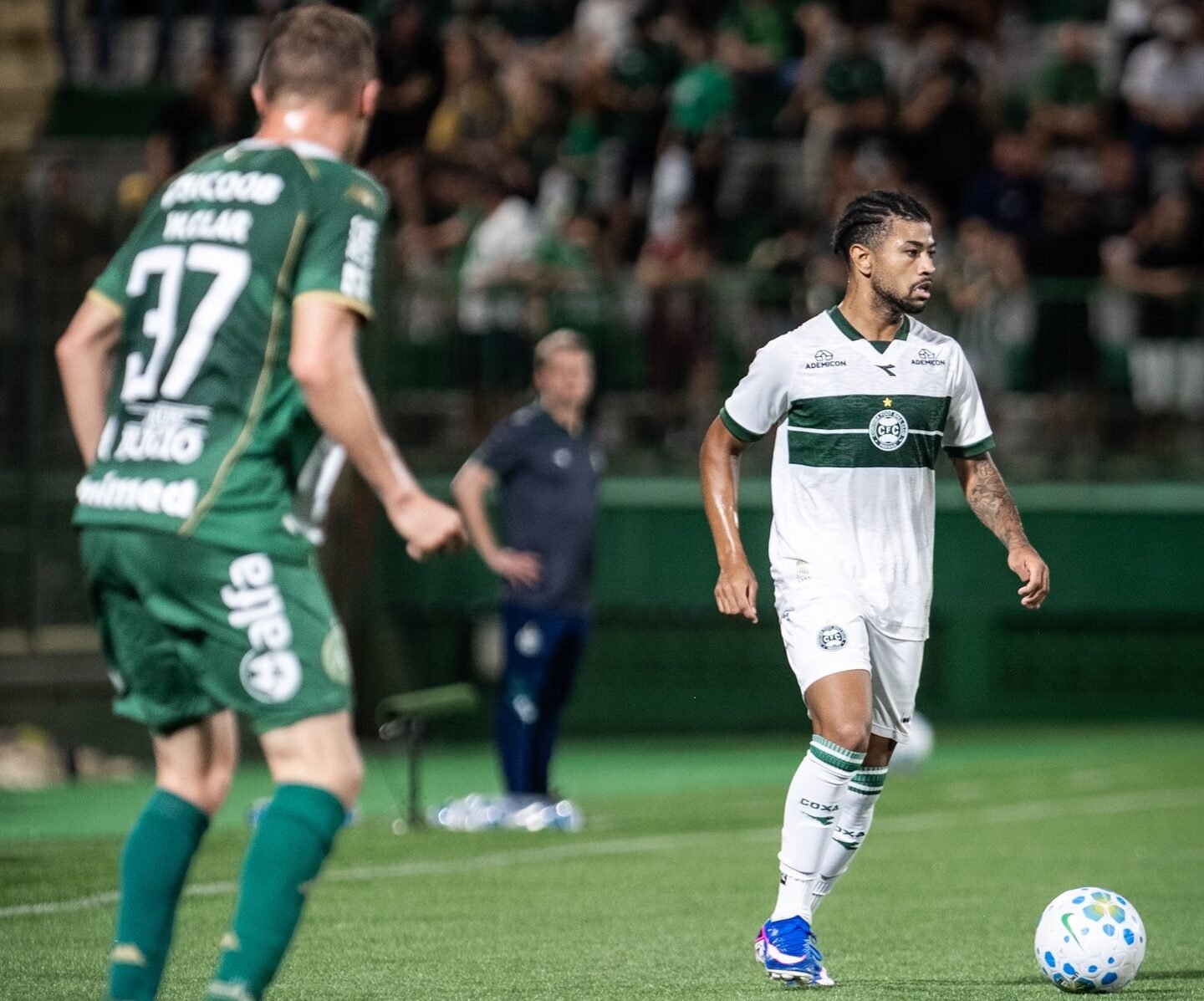 Com sabor de derrota: Coritiba abre 3 a 1, mas sofre apagão e cede empate à Chapecoense no fim