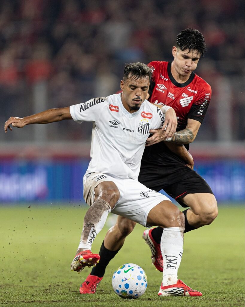 No sufoco e 100%: Athletico vence o Santos com gol nos acréscimos e dorme no G5 do Brasileirão