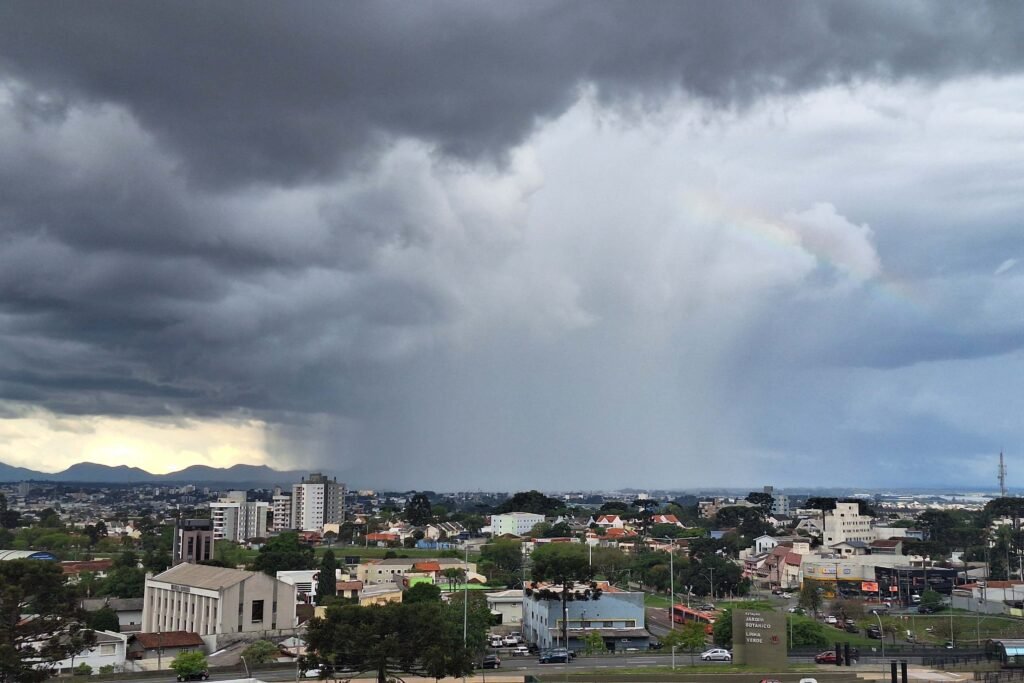 Alerta Laranja: Tempestade com ventos de até 100 km/h ameaça 323 cidades do Paraná nesta quinta-feira (19)