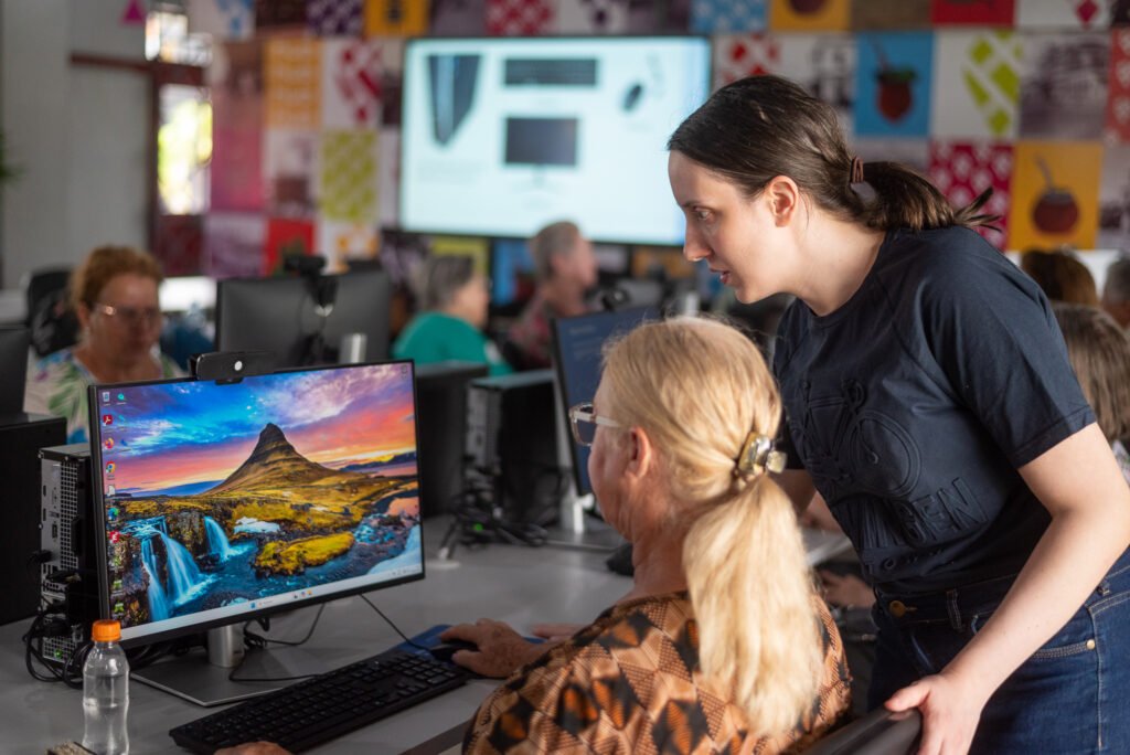 Conexão sem idade: Ponta Grossa promove Semana da Transformação Digital com foco em inclusão de idosos e segurança online